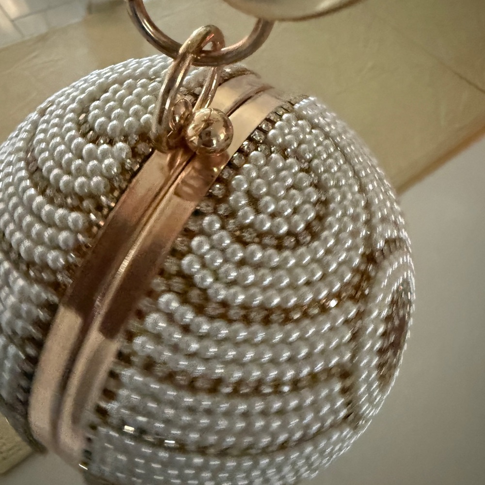 Elegant Pearl and Gold Evening Clutch - Picture 11 of 12